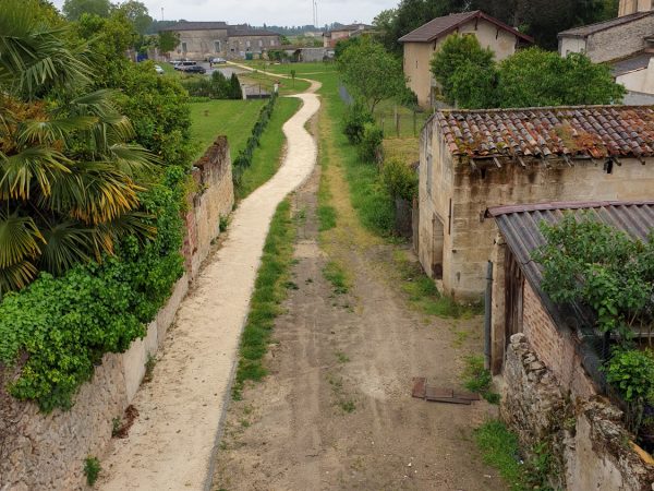 Vue extérieure sur le passage vers le parking du stade